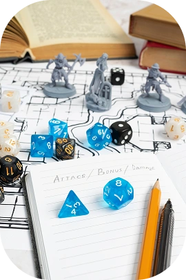 Tafelblad met rollenspel met dobbelstenen, miniatuurfiguurtjes op een kaart en open boeken. Een notitieblok met “Aanvallen/Bonus/Schade” en een potlood geven de strategie weer.